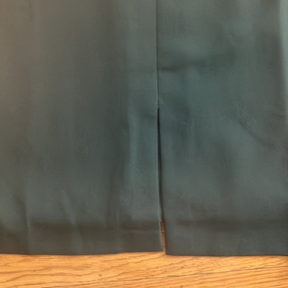Knee length BR green skirt with slit in front - Picture 3 of 4